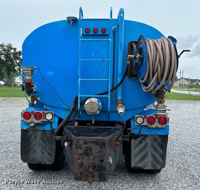 image for item NL9447 1995 Ford L8000 tank truck