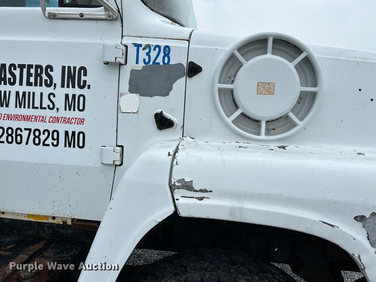 image for item NL9447 1995 Ford L8000 tank truck