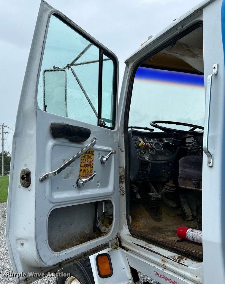 image for item NL9447 1995 Ford L8000 tank truck