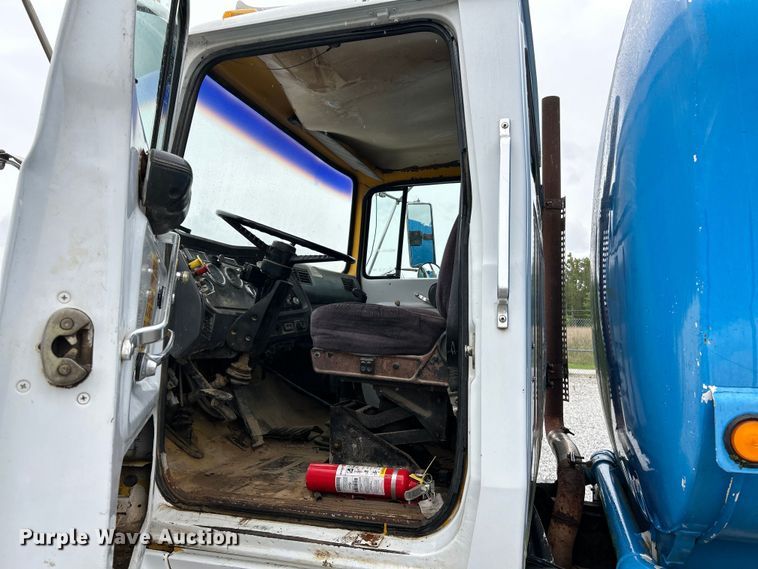 image for item NL9447 1995 Ford L8000 tank truck