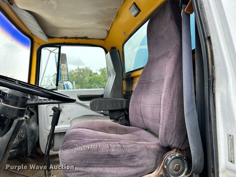 image for item NL9447 1995 Ford L8000 tank truck