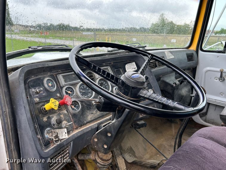 image for item NL9447 1995 Ford L8000 tank truck