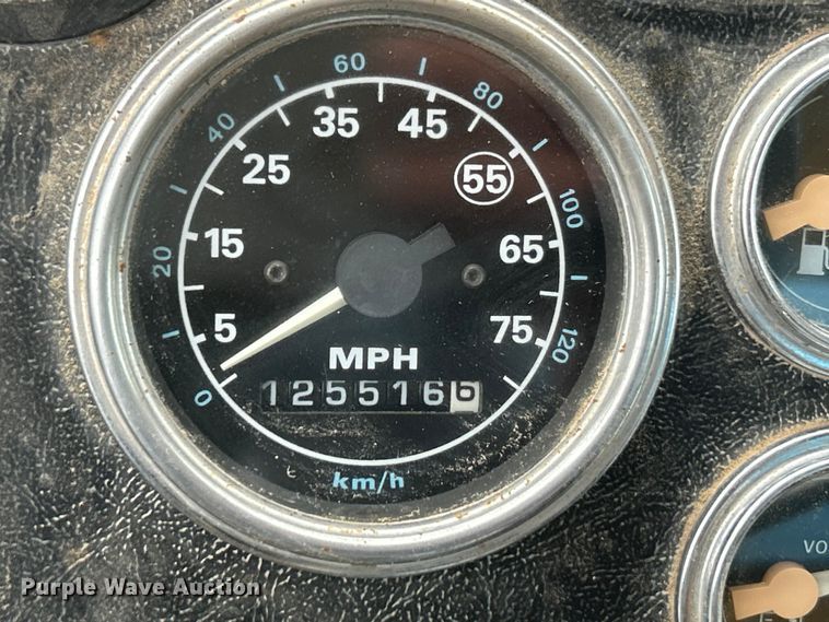 image for item NL9447 1995 Ford L8000 tank truck