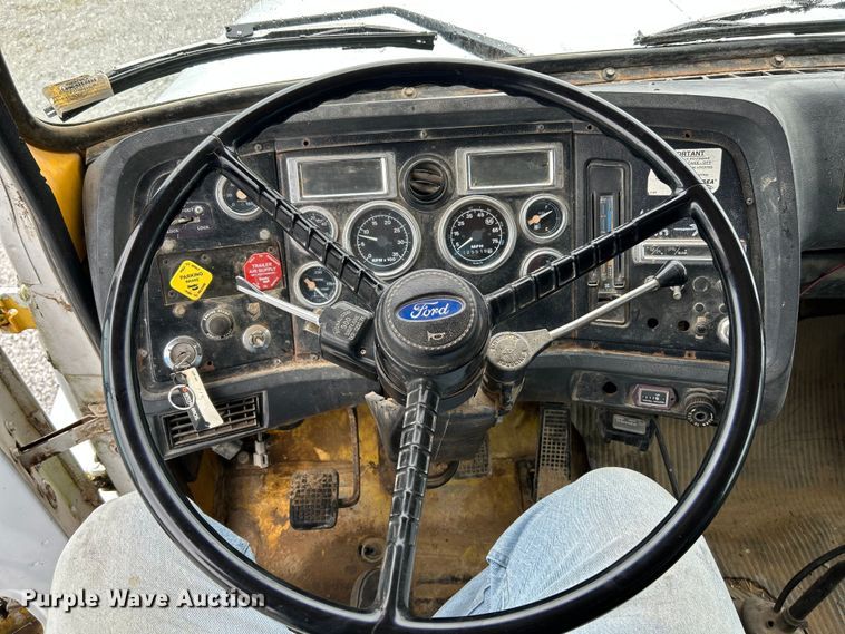 image for item NL9447 1995 Ford L8000 tank truck