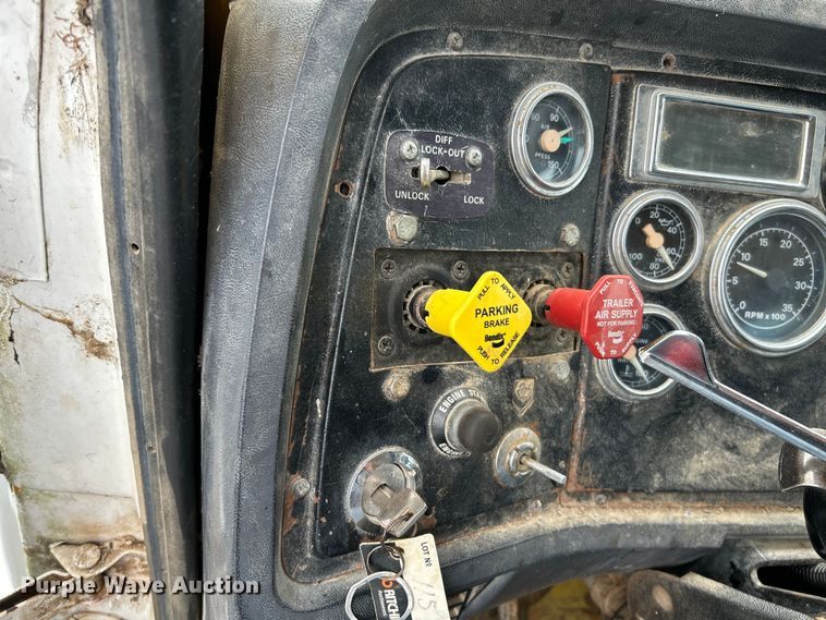 image for item NL9447 1995 Ford L8000 tank truck