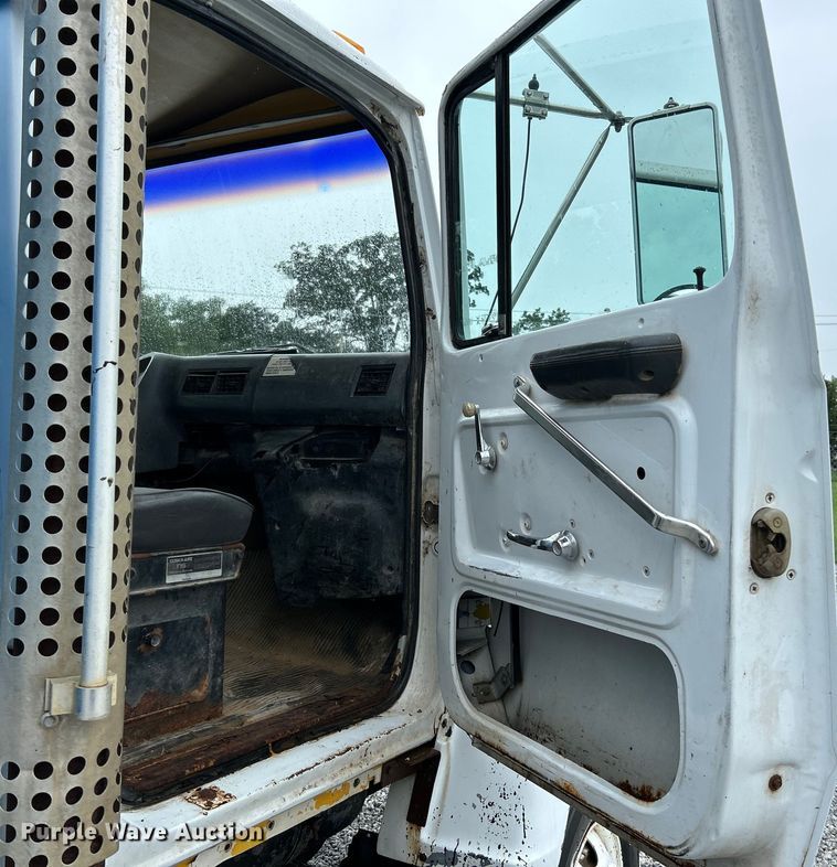 image for item NL9447 1995 Ford L8000 tank truck