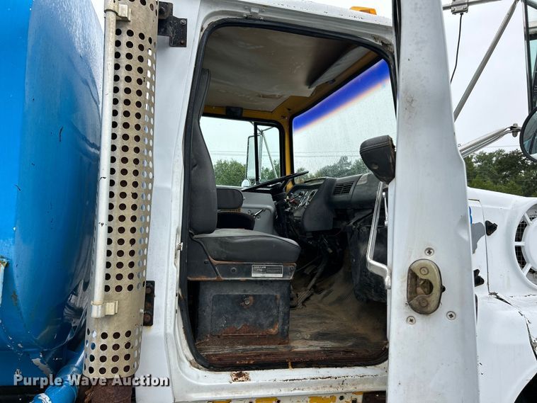image for item NL9447 1995 Ford L8000 tank truck