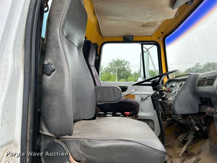 image for item NL9447 1995 Ford L8000 tank truck