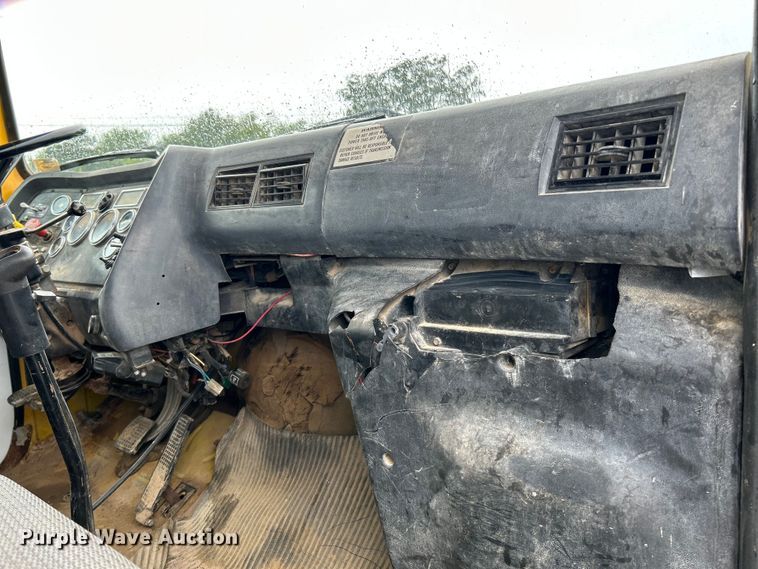 image for item NL9447 1995 Ford L8000 tank truck