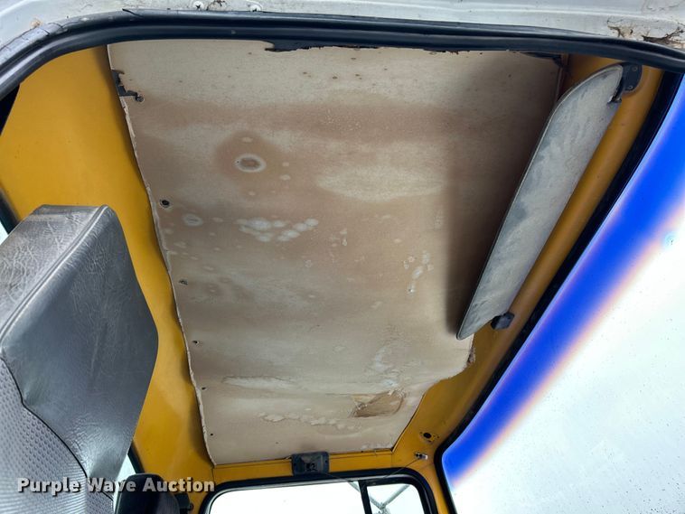 image for item NL9447 1995 Ford L8000 tank truck