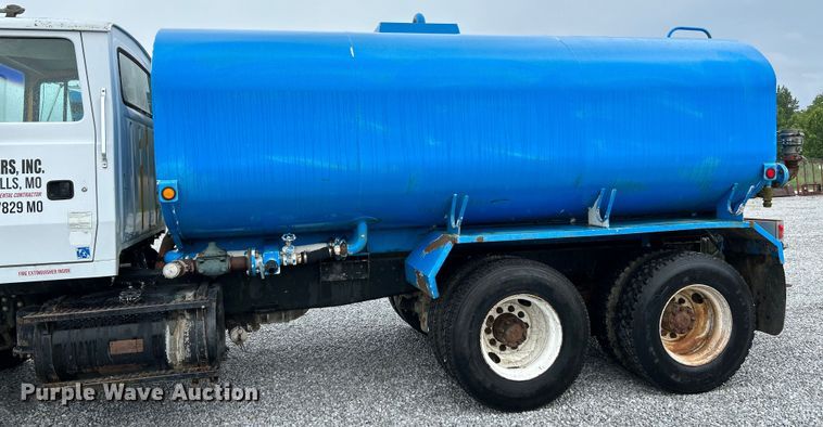 image for item NL9447 1995 Ford L8000 tank truck