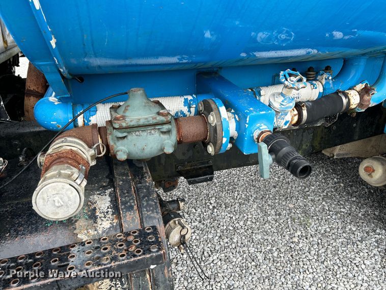 image for item NL9447 1995 Ford L8000 tank truck