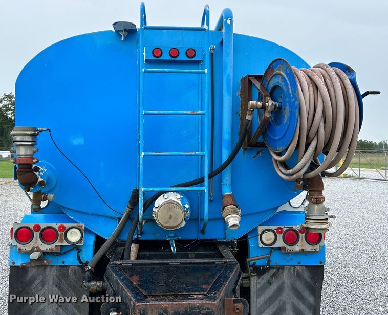 image for item NL9447 1995 Ford L8000 tank truck