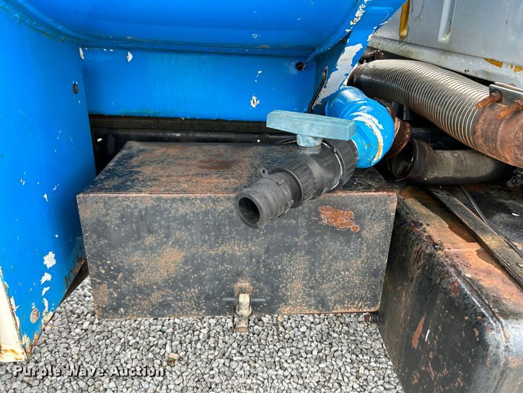 image for item NL9447 1995 Ford L8000 tank truck