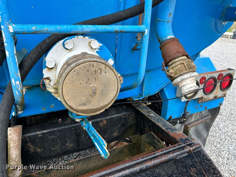 image for item NL9447 1995 Ford L8000 tank truck