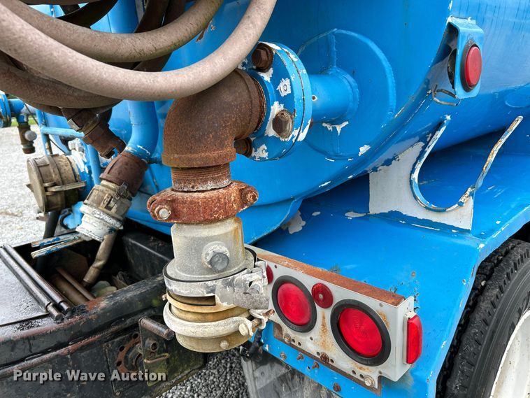 image for item NL9447 1995 Ford L8000 tank truck