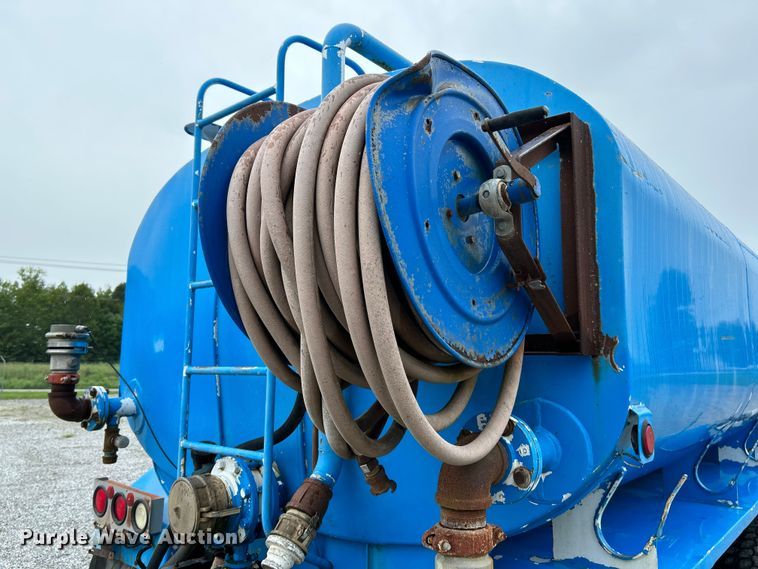 image for item NL9447 1995 Ford L8000 tank truck