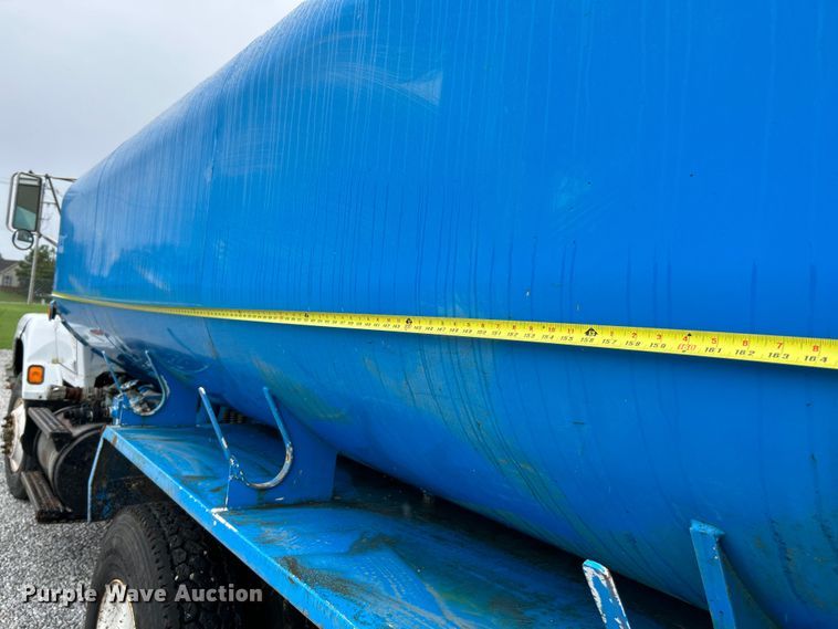 image for item NL9447 1995 Ford L8000 tank truck