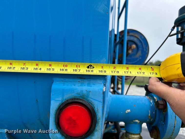 image for item NL9447 1995 Ford L8000 tank truck