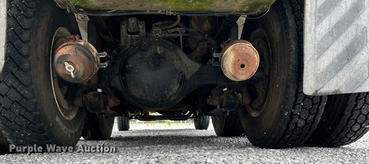 image for item NL9447 1995 Ford L8000 tank truck
