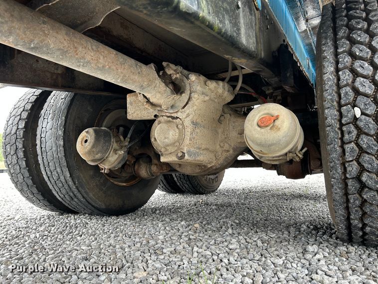 image for item NL9447 1995 Ford L8000 tank truck