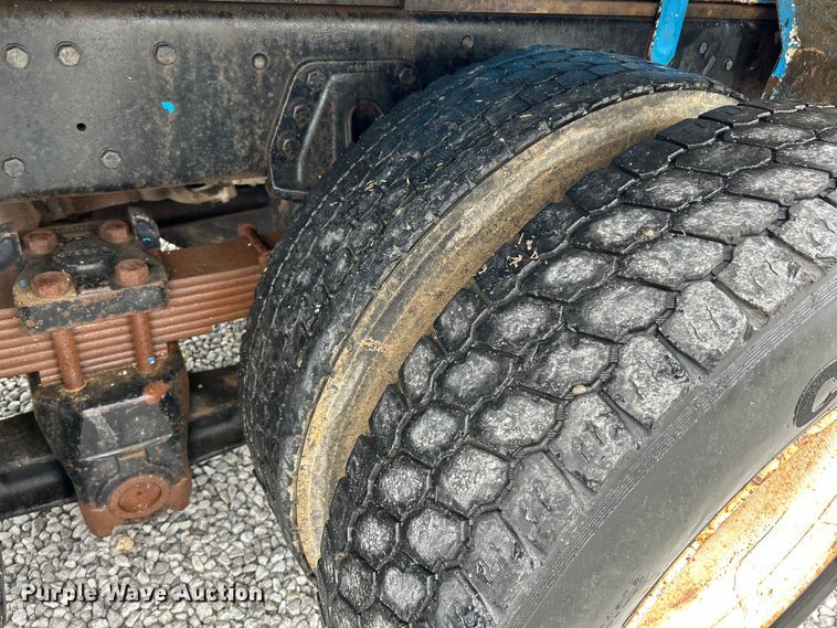 image for item NL9447 1995 Ford L8000 tank truck