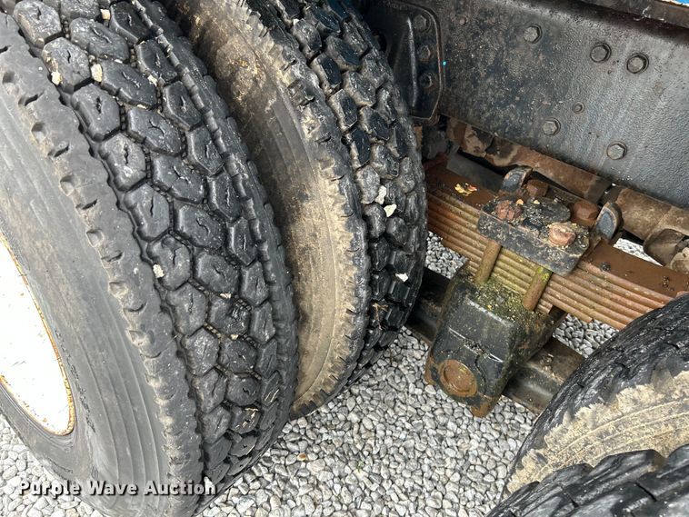 image for item NL9447 1995 Ford L8000 tank truck