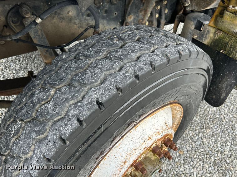 image for item NL9447 1995 Ford L8000 tank truck