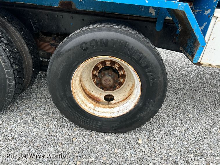 image for item NL9447 1995 Ford L8000 tank truck