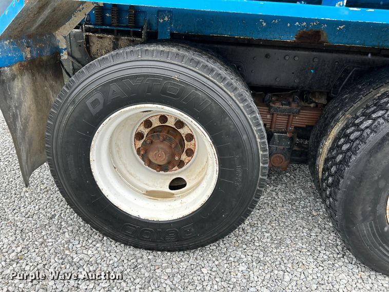 image for item NL9447 1995 Ford L8000 tank truck