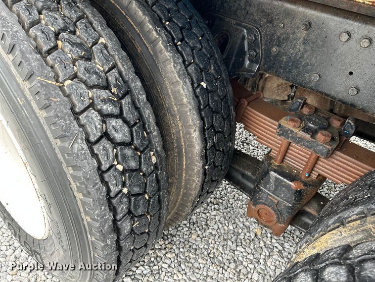 image for item NL9447 1995 Ford L8000 tank truck