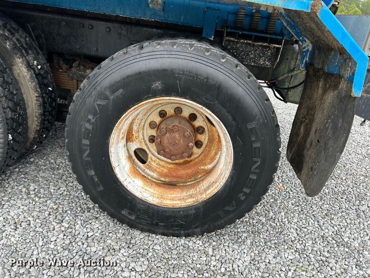 image for item NL9447 1995 Ford L8000 tank truck