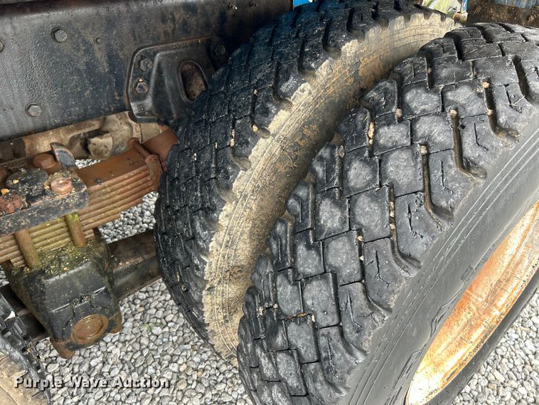 image for item NL9447 1995 Ford L8000 tank truck