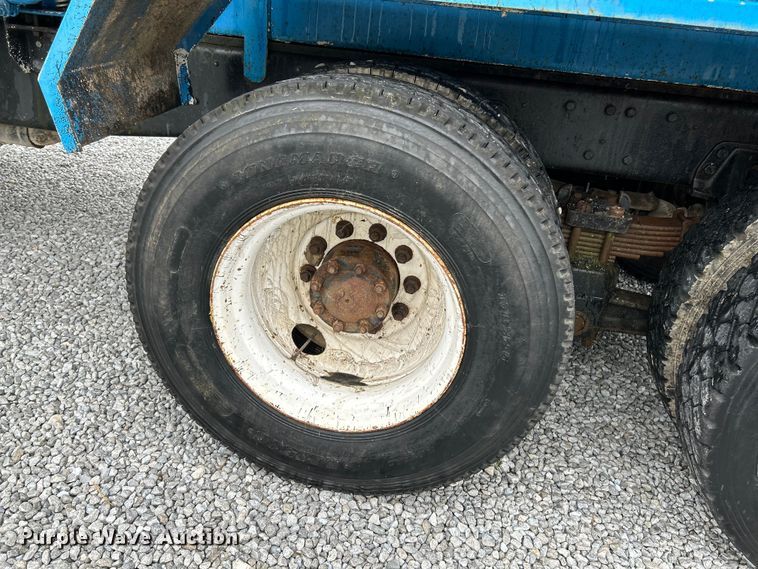 image for item NL9447 1995 Ford L8000 tank truck