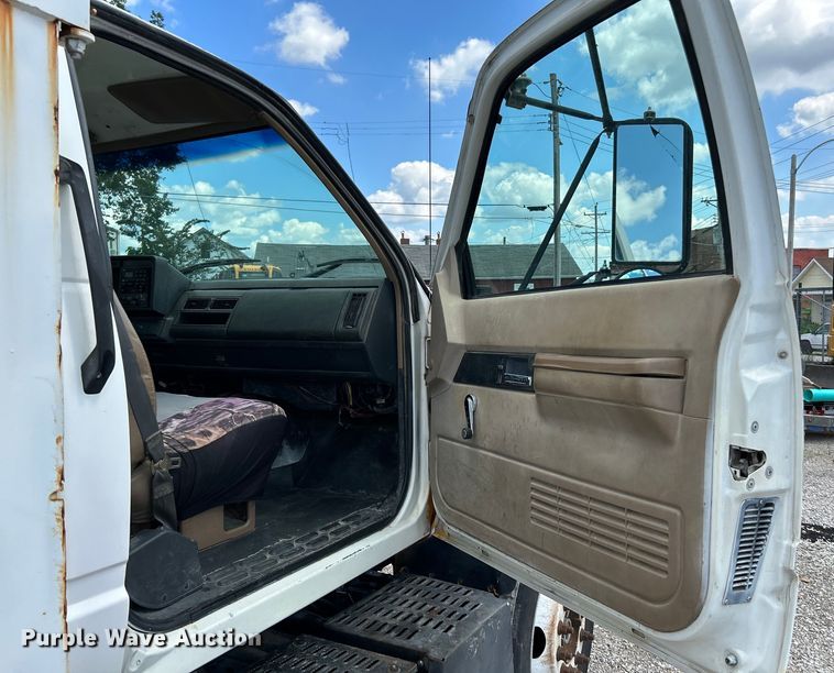 image for item NL9465 1999 Chevrolet C6500  utility / service truck with dump bed insert