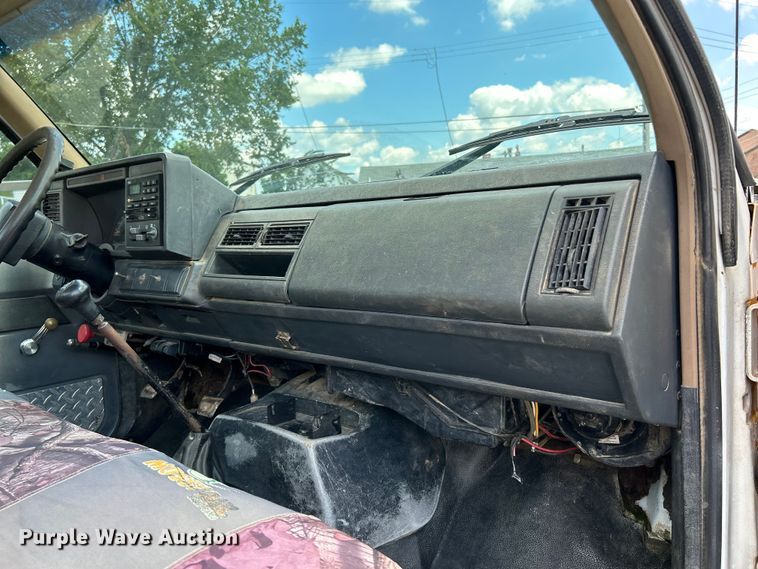 image for item NL9465 1999 Chevrolet C6500  utility / service truck with dump bed insert