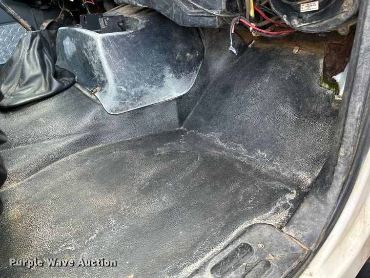 image for item NL9465 1999 Chevrolet C6500  utility / service truck with dump bed insert