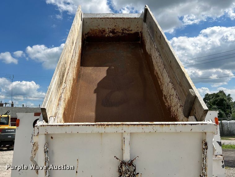 image for item NL9465 1999 Chevrolet C6500  utility / service truck with dump bed insert