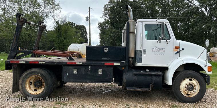 image for item NL9478 1997 International 8100  flatbed truck