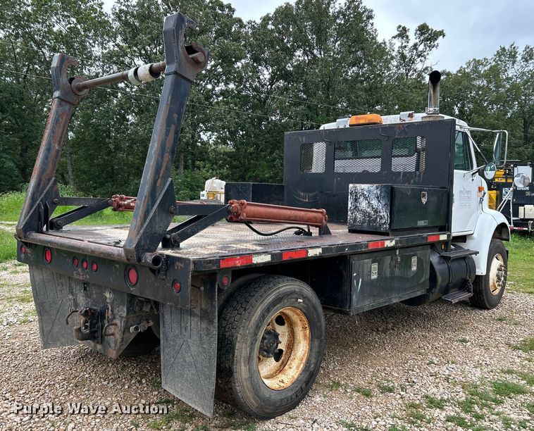 image for item NL9478 1997 International 8100  flatbed truck