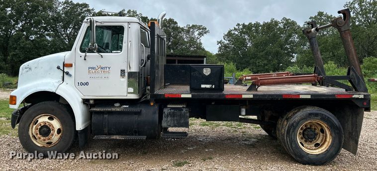 image for item NL9478 1997 International 8100  flatbed truck