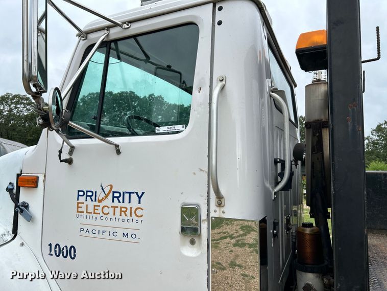 image for item NL9478 1997 International 8100  flatbed truck