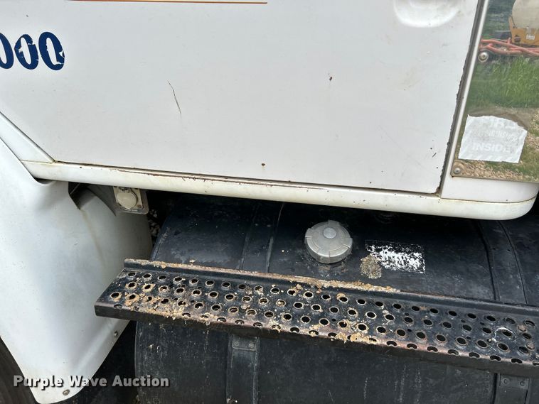 image for item NL9478 1997 International 8100  flatbed truck