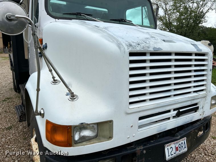 image for item NL9478 1997 International 8100  flatbed truck