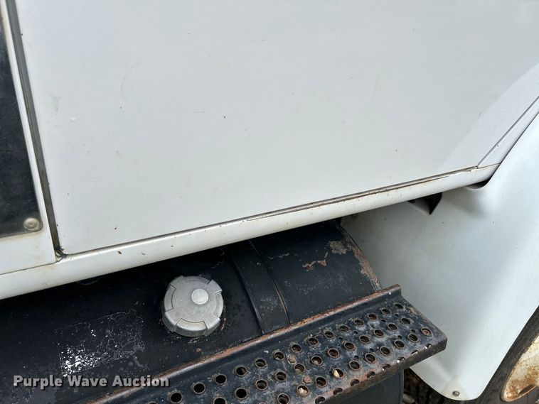 image for item NL9478 1997 International 8100  flatbed truck