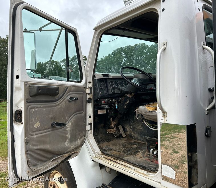 image for item NL9478 1997 International 8100  flatbed truck