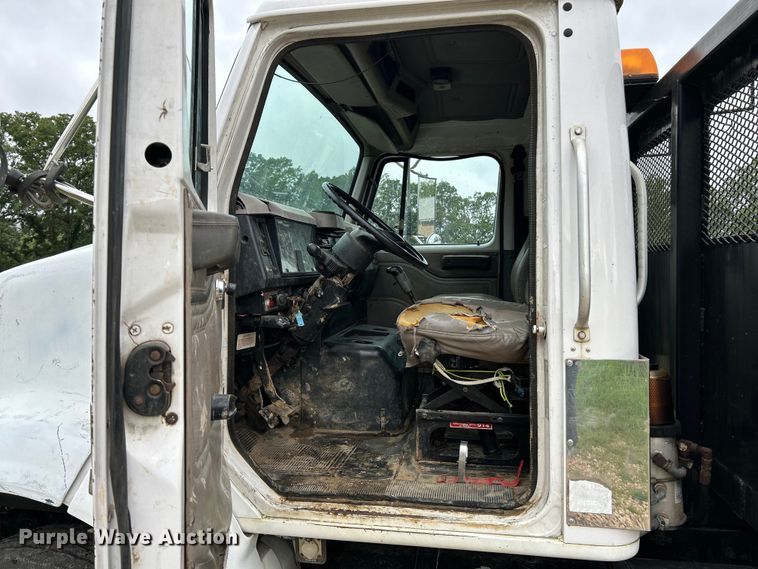 image for item NL9478 1997 International 8100  flatbed truck