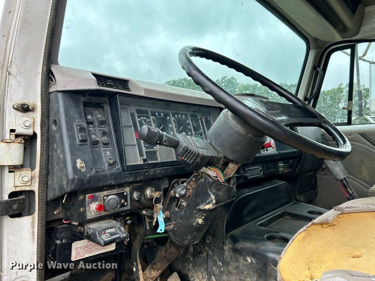 image for item NL9478 1997 International 8100  flatbed truck