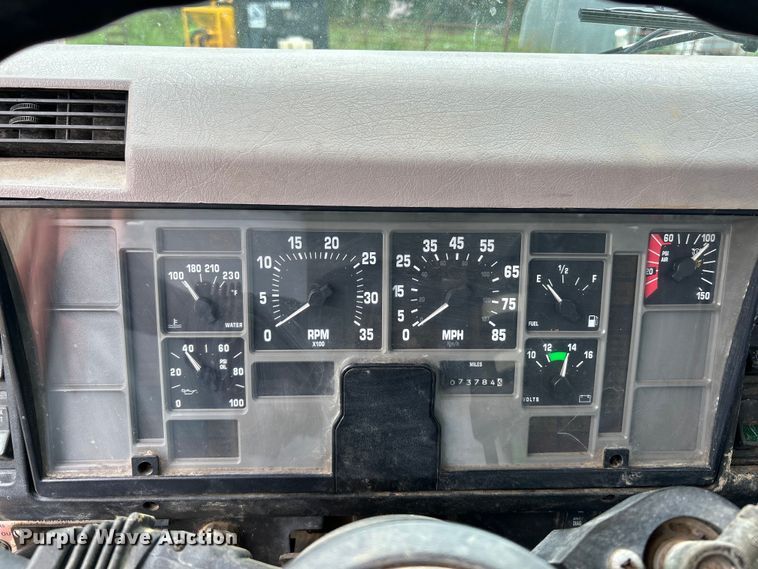 image for item NL9478 1997 International 8100  flatbed truck