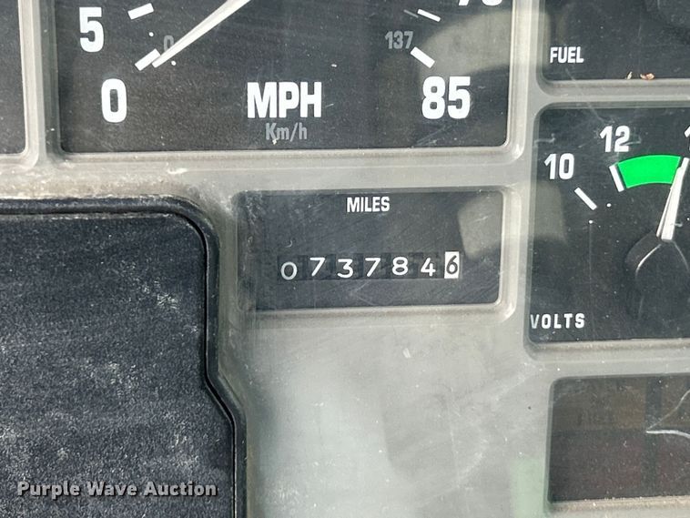 image for item NL9478 1997 International 8100  flatbed truck